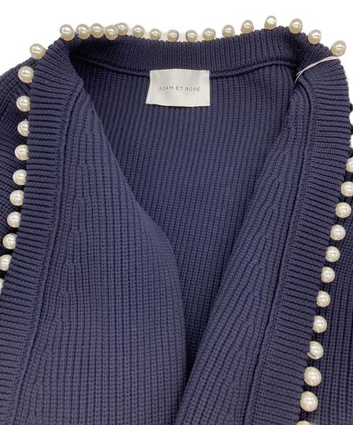 Adam et Rope（アダム エ ロペ）Adam et Rope (アダム エ ロペ) パール付きカーディガン ネイビー サイズ:F 未使用品の古着・服飾アイテム