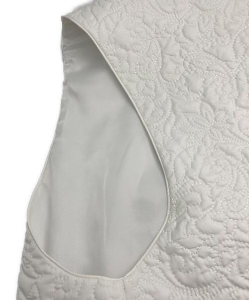 UNITED ARROWS（ユナイテッドアローズ）UNITED ARROWS (ユナイテッドアローズ) エンブロイダリーキルト ベスト ホワイト サイズ:free 未使用品の古着・服飾アイテム