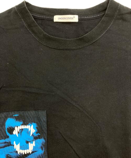 UNDERCOVER（アンダーカバー）UNDERCOVER (アンダーカバー) ランダムプリントパッチTEE ブラック サイズ:２の古着・服飾アイテム