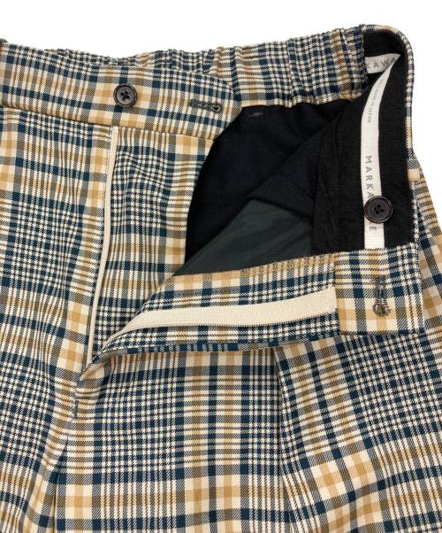 MARKAWARE（マーカウェア）MARKAWARE (マーカウェア) PLEAT FRONT PEGTOP PANTS ベージュ×ネイビー サイズ:1の古着・服飾アイテム