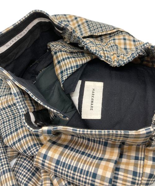 MARKAWARE（マーカウェア）MARKAWARE (マーカウェア) PLEAT FRONT PEGTOP PANTS ベージュ×ネイビー サイズ:1の古着・服飾アイテム
