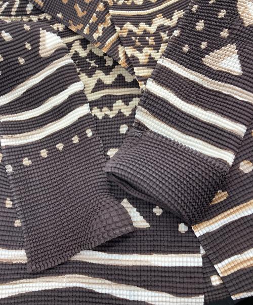 me ISSEY MIYAKE（ミーイッセイ ミヤケ）me ISSEY MIYAKE (ミーイッセイ ミヤケ) 総柄プリーツカーディガン ブラウン サイズ:不明の古着・服飾アイテム