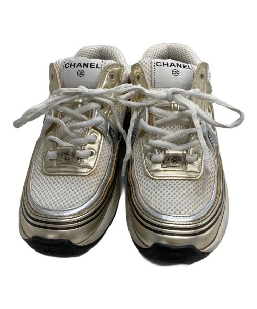 CHANEL（シャネル）CHANEL (シャネル) ココマーク ローカットスニーカー ホワイト×シルバー×ゴールド サイズ:37の古着・服飾アイテム