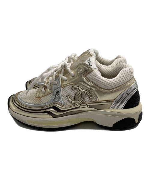 CHANEL（シャネル）CHANEL (シャネル) ココマーク ローカットスニーカー ホワイト×シルバー×ゴールド サイズ:37の古着・服飾アイテム