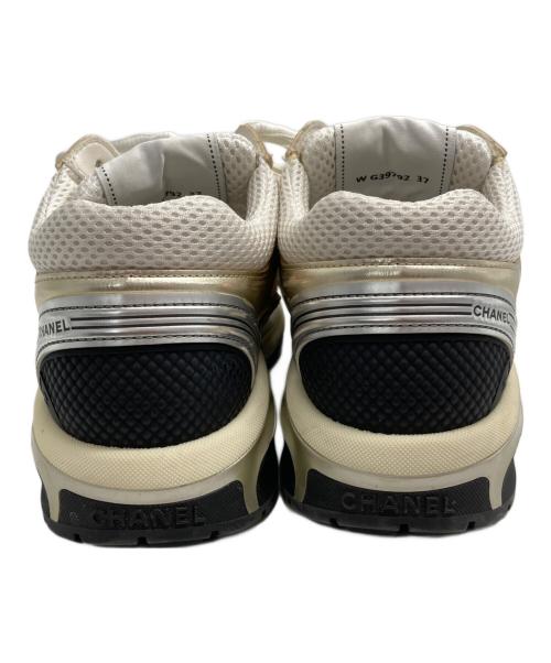 CHANEL（シャネル）CHANEL (シャネル) ココマーク ローカットスニーカー ホワイト×シルバー×ゴールド サイズ:37の古着・服飾アイテム