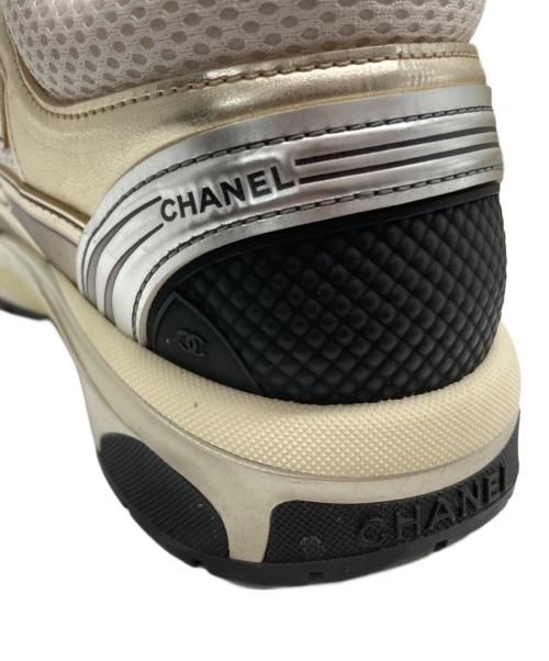CHANEL（シャネル）CHANEL (シャネル) ココマーク ローカットスニーカー ホワイト×シルバー×ゴールド サイズ:37の古着・服飾アイテム