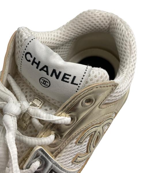 CHANEL（シャネル）CHANEL (シャネル) ココマーク ローカットスニーカー ホワイト×シルバー×ゴールド サイズ:37の古着・服飾アイテム