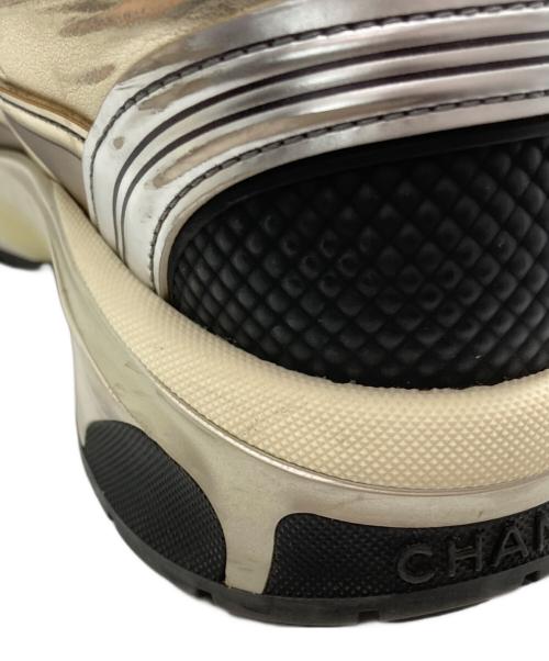 CHANEL（シャネル）CHANEL (シャネル) ココマーク ローカットスニーカー ホワイト×シルバー×ゴールド サイズ:37の古着・服飾アイテム