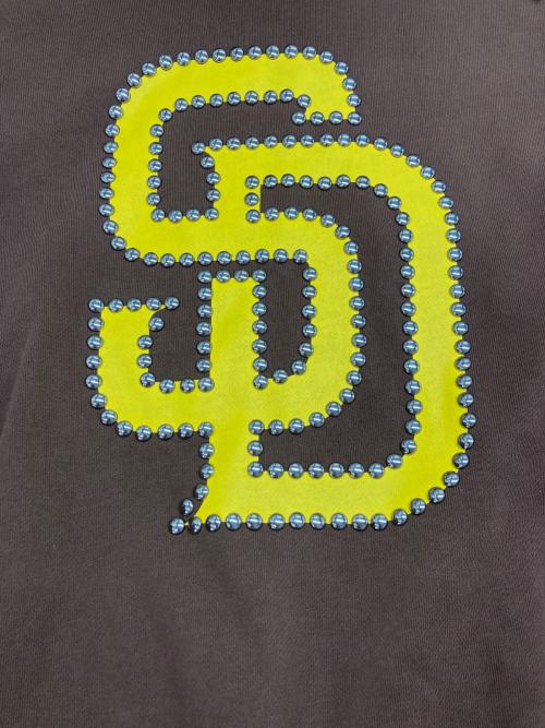 ATOMOS PINK（アトモス ピンク）ATOMOS PINK (アトモス ピンク) MLB Studs Logo Sweat Hoodie ブラウン サイズ:Mの古着・服飾アイテム