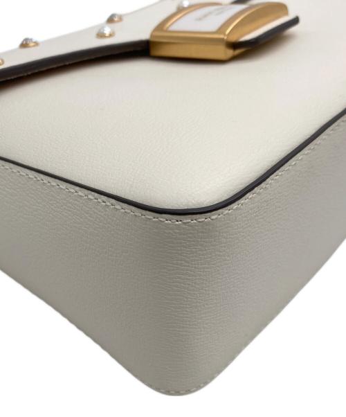 Kate Spade（ケイトスペード）Kate Spade (ケイトスペード) ケイティ パール エンベリッシュド テクスチャード レザー ミディアム ショルダー バッグ アイボリーの古着・服飾アイテム