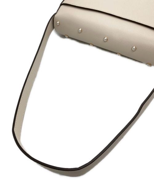 Kate Spade（ケイトスペード）Kate Spade (ケイトスペード) ケイティ パール エンベリッシュド テクスチャード レザー ミディアム ショルダー バッグ アイボリーの古着・服飾アイテム