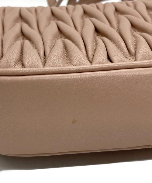 MIU MIU（ミュウミュウ）MIU MIU (ミュウミュウ) マテラッセミニショルダーバッグ CAMMEO（ピンク）の古着・服飾アイテム