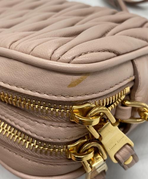 MIU MIU（ミュウミュウ）MIU MIU (ミュウミュウ) マテラッセミニショルダーバッグ CAMMEO（ピンク）の古着・服飾アイテム