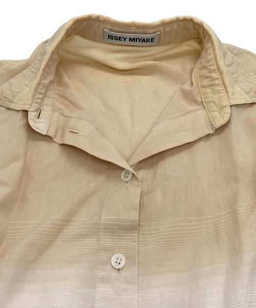 ISSEY MIYAKE（イッセイミヤケ）ISSEY MIYAKE (イッセイミヤケ) グラデーションシャツ ベージュ×ホワイト サイズ:2の古着・服飾アイテム