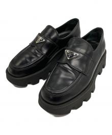 PRADA（プラダ）の古着「ロゴプレート ローファー」｜ブラック