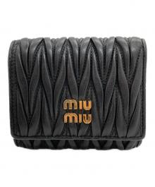 MIU MIU（ミュウミュウ）の古着「マテラッセレザー 　折り財布」｜ブラック