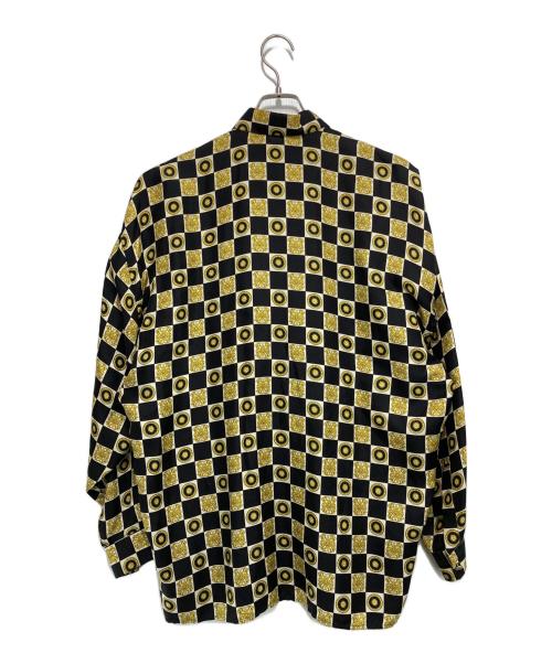 VERSACE CLASSIC V2（ヴェルサーチクラシック）VERSACE CLASSIC V2 (ヴェルサーチクラシック) 総柄シルクシャツ ブラック×ゴールドイエロー サイズ:Mの古着・服飾アイテム