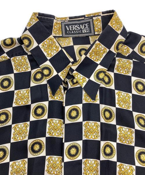 VERSACE CLASSIC V2（ヴェルサーチクラシック）VERSACE CLASSIC V2 (ヴェルサーチクラシック) 総柄シルクシャツ ブラック×ゴールドイエロー サイズ:Mの古着・服飾アイテム