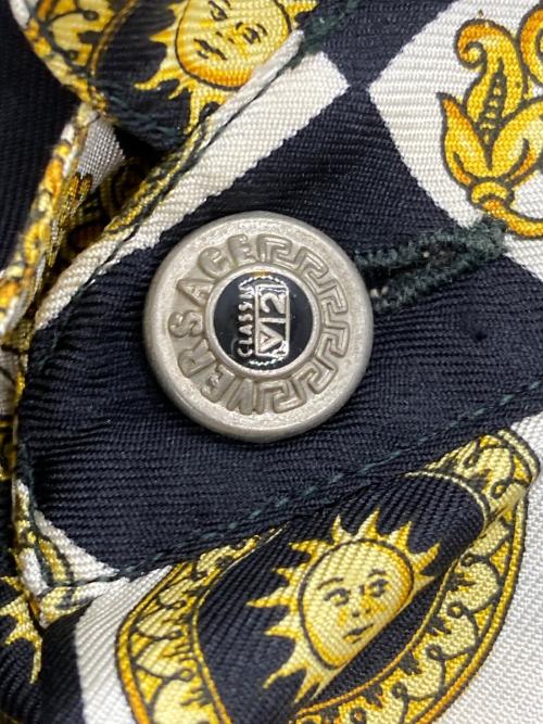 VERSACE CLASSIC V2（ヴェルサーチクラシック）VERSACE CLASSIC V2 (ヴェルサーチクラシック) 総柄シルクシャツ ブラック×ゴールドイエロー サイズ:Mの古着・服飾アイテム