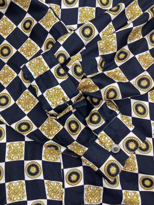VERSACE CLASSIC V2（ヴェルサーチクラシック）VERSACE CLASSIC V2 (ヴェルサーチクラシック) 総柄シルクシャツ ブラック×ゴールドイエロー サイズ:Mの古着・服飾アイテム