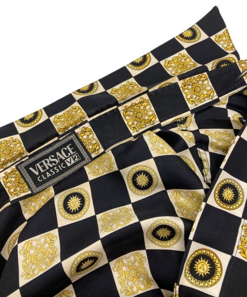 VERSACE CLASSIC V2（ヴェルサーチクラシック）VERSACE CLASSIC V2 (ヴェルサーチクラシック) 総柄シルクシャツ ブラック×ゴールドイエロー サイズ:Mの古着・服飾アイテム