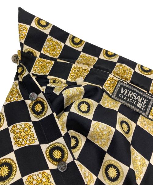 VERSACE CLASSIC V2（ヴェルサーチクラシック）VERSACE CLASSIC V2 (ヴェルサーチクラシック) 総柄シルクシャツ ブラック×ゴールドイエロー サイズ:Mの古着・服飾アイテム