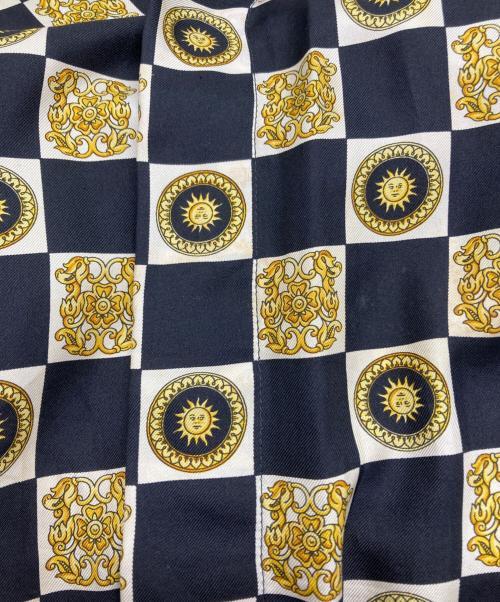 VERSACE CLASSIC V2（ヴェルサーチクラシック）VERSACE CLASSIC V2 (ヴェルサーチクラシック) 総柄シルクシャツ ブラック×ゴールドイエロー サイズ:Mの古着・服飾アイテム