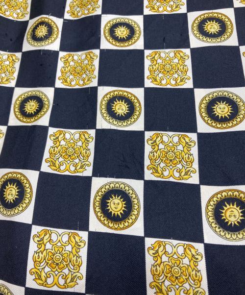 VERSACE CLASSIC V2（ヴェルサーチクラシック）VERSACE CLASSIC V2 (ヴェルサーチクラシック) 総柄シルクシャツ ブラック×ゴールドイエロー サイズ:Mの古着・服飾アイテム