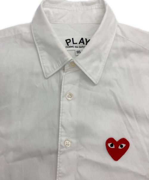 PLAY COMME des GARCONS（プレイコムデギャルソン）PLAY COMME des GARCONS (プレイコムデギャルソン) Shirt With Red Emblem シャツレッドエンブレム ホワイト サイズ:xxsの古着・服飾アイテム