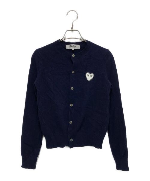PLAY COMME des GARCONS（プレイコムデギャルソン）PLAY COMME des GARCONS (プレイコムデギャルソン) Round Neck Cardigan With White Emblem Navy ネイビー サイズ:Sの古着・服飾アイテム