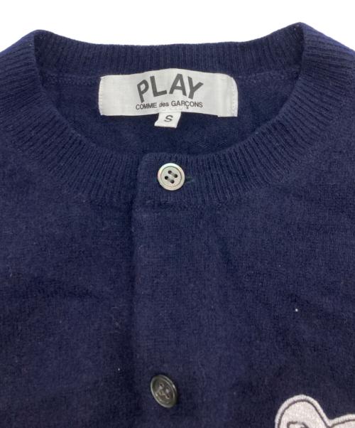 PLAY COMME des GARCONS（プレイコムデギャルソン）PLAY COMME des GARCONS (プレイコムデギャルソン) Round Neck Cardigan With White Emblem Navy ネイビー サイズ:Sの古着・服飾アイテム