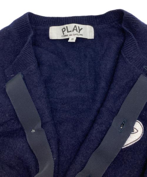 PLAY COMME des GARCONS（プレイコムデギャルソン）PLAY COMME des GARCONS (プレイコムデギャルソン) Round Neck Cardigan With White Emblem Navy ネイビー サイズ:Sの古着・服飾アイテム
