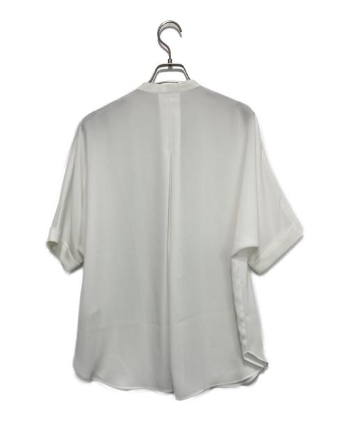icB（アイシービー）icB (アイシービー) BackSatinAmunzen 5分袖バンドカラーブラウス ホワイト サイズ:XSの古着・服飾アイテム