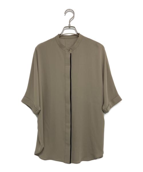 icB（アイシービー）icB (アイシービー) BackSatinAmunzen 5分袖バンドカラーブラウス モカ サイズ:XSの古着・服飾アイテム
