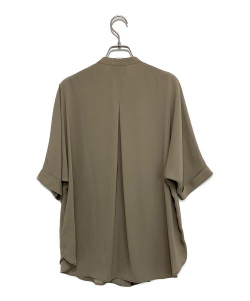 icB（アイシービー）icB (アイシービー) BackSatinAmunzen 5分袖バンドカラーブラウス モカ サイズ:XSの古着・服飾アイテム