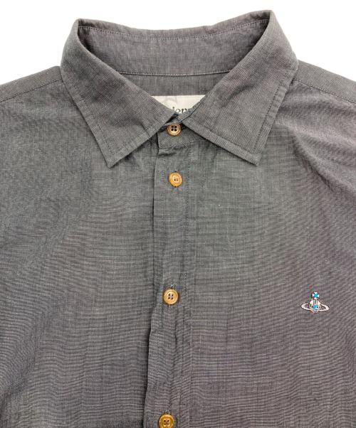 Vivienne Westwood man（ヴィヴィアン ウェストウッド マン）Vivienne Westwood man (ヴィヴィアン ウェストウッド マン) オーブ刺繍長袖シャツ グレー サイズ:46の古着・服飾アイテム