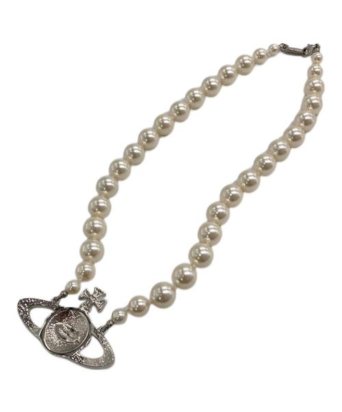 Vivienne Westwood（ヴィヴィアンウエストウッド）Vivienne Westwood (ヴィヴィアンウエストウッド) ONE ROW PEARL BAS RELIEF シルバー×アイボリーの古着・服飾アイテム