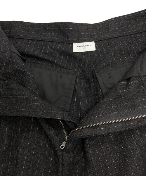ANDER HUNK（アンダーハンク）ANDER HUNK (アンダーハンク) スタッズデザインバギースラックス グレー サイズ:Mの古着・服飾アイテム