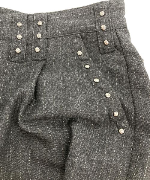 ANDER HUNK（アンダーハンク）ANDER HUNK (アンダーハンク) スタッズデザインバギースラックス グレー サイズ:Mの古着・服飾アイテム