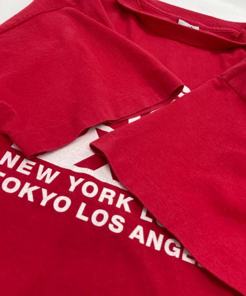 stussy（ステューシー）stussy (ステューシー) 銀タグ LIVIN' ロゴグラフィックプリントTシャツ レッド サイズ:MEDIUMの古着・服飾アイテム