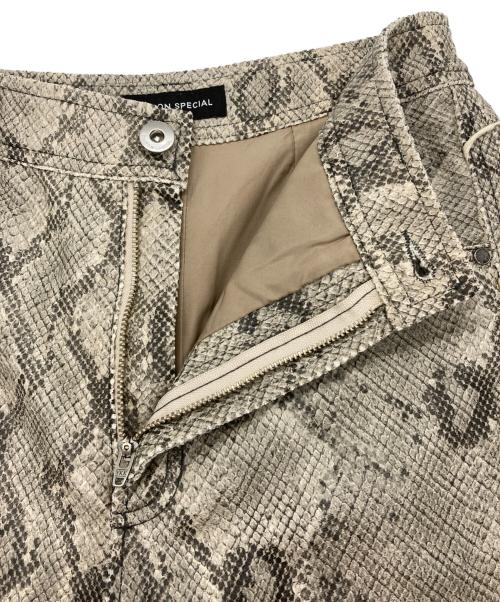 MAISON SPECIAL（メゾンスペシャル）MAISON SPECIAL (メゾンスペシャル) Vegan Leather Python Cut Off Pants グレー×ベージュ サイズ:36の古着・服飾アイテム