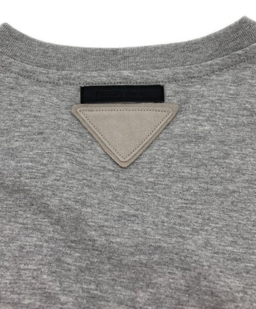 PRADA（プラダ）PRADA (プラダ) VネックTシャツ グレー サイズ:Lの古着・服飾アイテム