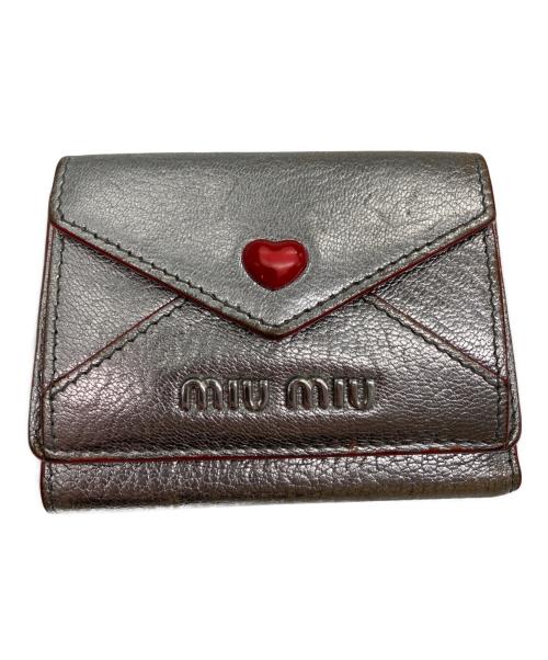MIU MIU（ミュウミュウ）MIU MIU (ミュウミュウ) マドラス ラブ 3つ折り財布 シルバー×レッドの古着・服飾アイテム