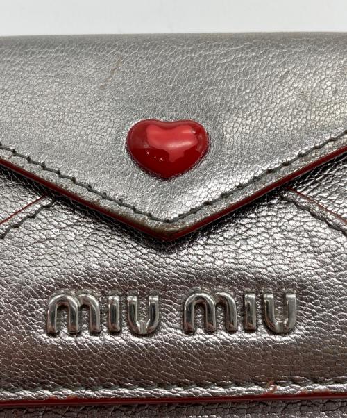 MIU MIU（ミュウミュウ）MIU MIU (ミュウミュウ) マドラス ラブ 3つ折り財布 シルバー×レッドの古着・服飾アイテム