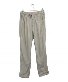 HERNO（ヘルノ）の古着「RESORT ストレッチナイロン1プリーツシャーリングパンツ」｜ベージュ