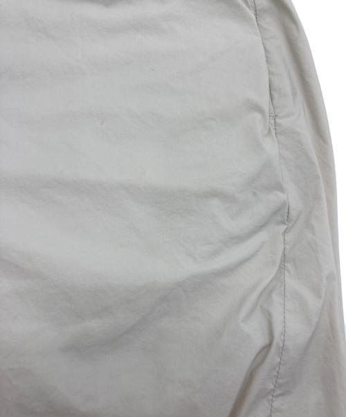 HERNO（ヘルノ）HERNO (ヘルノ) RESORT ストレッチナイロン1プリーツシャーリングパンツ ベージュ サイズ:Sの古着・服飾アイテム