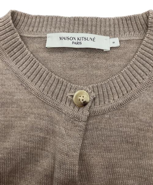 maison kitsune（メゾンキツネ）MAISON KITSUNE (メゾンキツネ) チラックスフォックス パッチ アジャステッド クルーネック カーディガン ブラウン サイズ:Sの古着・服飾アイテム