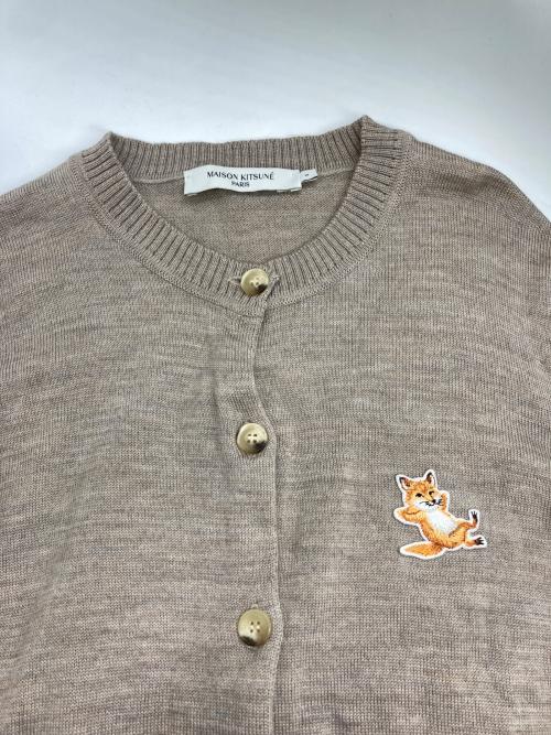 maison kitsune（メゾンキツネ）MAISON KITSUNE (メゾンキツネ) チラックスフォックス パッチ アジャステッド クルーネック カーディガン ブラウン サイズ:Sの古着・服飾アイテム