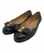 Salvatore Ferragamoサルヴァトーレ フェラガモ）の古着「ヴァラリボン型押しレザーフラットパンプス」｜グレー