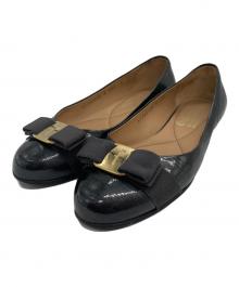 Salvatore Ferragamo（サルヴァトーレ フェラガモ）の古着「ヴァラリボン型押しレザーフラットパンプス」｜グレー